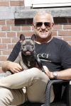Amsterdam 12 mei 2021
Gordon met zijn hondje Toto op terras bij Blushing in Amsterdam .