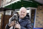 Blaricum 13 april 2021
Gordon met zijn hondje Toto in het centrum van Blaricum