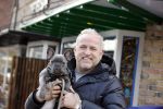 Blaricum 13 april 2021
Gordon met zijn hondje Toto in het centrum van Blaricum