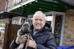 Blaricum 13 april 2021
Gordon met zijn hondje Toto in het centrum van Blaricum