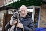 Blaricum 13 april 2021
Gordon met zijn hondje Toto in het centrum van Blaricum