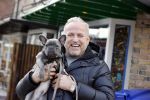 Blaricum 13 april 2021
Gordon met zijn hondje Toto in het centrum van Blaricum