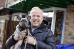 Blaricum 13 april 2021
Gordon met zijn hondje Toto in het centrum van Blaricum