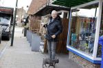 Blaricum 13 april 2021
Gordon met zijn hondje Toto in het centrum van Blaricum