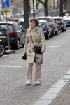 Amsterdam 3 mei 2021
Hedy d Ancona wandelend op straat in het centrum van Amsterdam