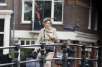 Amsterdam 3 mei 2021
Hedy d Ancona wandelend op straat in het centrum van Amsterdam