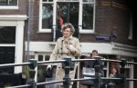 Amsterdam 3 mei 2021
Hedy d Ancona wandelend op straat in het centrum van Amsterdam