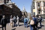 Den Haag 26 april 2021
Minister president Mark Rutte vertrekt met zijn auto vanaf het torentje. Er staan veel mensen te kijken.