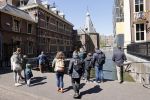 Den Haag 26 april 2021
Minister president Mark Rutte vertrekt met zijn auto vanaf het torentje. Er staan veel mensen te kijken.