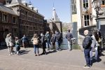 Den Haag 26 april 2021
Minister president Mark Rutte vertrekt met zijn auto vanaf het torentje. Er staan veel mensen te kijken.