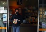 Amsterdam 3 mei 2021
Jacob Derwig doet boodschappen