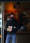 Amsterdam 3 mei 2021
Jacob Derwig doet boodschappen