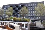 Amsterdam 11 mei 2021
In dit complex heeft Jeangu Macrooy  een appartement/ huis