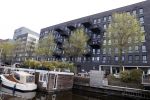 Amsterdam 11 mei 2021
In dit complex heeft Jeangu Macrooy  een appartement/ huis