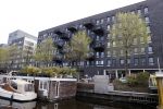 Amsterdam 11 mei 2021
In dit complex heeft Jeangu Macrooy  een appartement/ huis