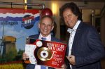 Nijkerk 22 mei 2021
Rene le Blanc overhandigt Johan Vlemmix award voor uitbrengen 175 cd 's