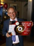 Nijkerk 22 mei 2021
Rene le Blanc overhandigt Johan Vlemmix award voor uitbrengen 175 cd 's