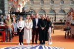 Den Haag 28 april 2021
Concert the streamers bij paleis Noordeinde. Koning Willem Alexander Koningin Maxima prinses Amalia Alexia Ariane zijn aanwezig . The streamers bestaan oa uit Guus Meeuwis Thomas Acda Paul deMunnik Roel v Velzen Raycoon Nick Schilder Simon Keizer Paul de Leeuw Davina Michelle Rolf Sanchez Maan Suzanne en Freek Armin v Buuren Danny Vera Sanne Hans (Miss Montreal) Duncan Laurence Frank Lammers Diggy Dex Kraantje Pappie