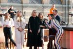 Den Haag 28 april 2021
Concert the streamers bij paleis Noordeinde. Koning Willem Alexander Koningin Maxima prinses Amalia Alexia Ariane zijn aanwezig . The streamers bestaan oa uit Guus Meeuwis Thomas Acda Paul deMunnik Roel v Velzen Raycoon Nick Schilder Simon Keizer Paul de Leeuw Davina Michelle Rolf Sanchez Maan Suzanne en Freek Armin v Buuren Danny Vera Sanne Hans (Miss Montreal) Duncan Laurence Frank Lammers Diggy Dex Kraantje Pappie