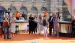 Den Haag 28 april 2021
Concert the streamers bij paleis Noordeinde. Koning Willem Alexander Koningin Maxima prinses Amalia Alexia Ariane zijn aanwezig . The streamers bestaan oa uit Guus Meeuwis Thomas Acda Paul deMunnik Roel v Velzen Raycoon Nick Schilder Simon Keizer Paul de Leeuw Davina Michelle Rolf Sanchez Maan Suzanne en Freek Armin v Buuren Danny Vera Sanne Hans (Miss Montreal) Duncan Laurence Frank Lammers Diggy Dex Kraantje Pappie