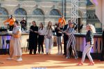 Den Haag 28 april 2021
Concert the streamers bij paleis Noordeinde. Koning Willem Alexander Koningin Maxima prinses Amalia Alexia Ariane zijn aanwezig . The streamers bestaan oa uit Guus Meeuwis Thomas Acda Paul deMunnik Roel v Velzen Raycoon Nick Schilder Simon Keizer Paul de Leeuw Davina Michelle Rolf Sanchez Maan Suzanne en Freek Armin v Buuren Danny Vera Sanne Hans (Miss Montreal) Duncan Laurence Frank Lammers Diggy Dex Kraantje Pappie