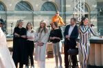 Den Haag 28 april 2021
Concert the streamers bij paleis Noordeinde. Koning Willem Alexander Koningin Maxima prinses Amalia Alexia Ariane zijn aanwezig . The streamers bestaan oa uit Guus Meeuwis Thomas Acda Paul deMunnik Roel v Velzen Raycoon Nick Schilder Simon Keizer Paul de Leeuw Davina Michelle Rolf Sanchez Maan Suzanne en Freek Armin v Buuren Danny Vera Sanne Hans (Miss Montreal) Duncan Laurence Frank Lammers Diggy Dex Kraantje Pappie