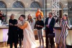 Den Haag 28 april 2021
Concert the streamers bij paleis Noordeinde. Koning Willem Alexander Koningin Maxima prinses Amalia Alexia Ariane zijn aanwezig . The streamers bestaan oa uit Guus Meeuwis Thomas Acda Paul deMunnik Roel v Velzen Raycoon Nick Schilder Simon Keizer Paul de Leeuw Davina Michelle Rolf Sanchez Maan Suzanne en Freek Armin v Buuren Danny Vera Sanne Hans (Miss Montreal) Duncan Laurence Frank Lammers Diggy Dex Kraantje Pappie