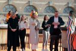 Den Haag 28 april 2021
Concert the streamers bij paleis Noordeinde. Koning Willem Alexander Koningin Maxima prinses Amalia Alexia Ariane zijn aanwezig . The streamers bestaan oa uit Guus Meeuwis Thomas Acda Paul deMunnik Roel v Velzen Raycoon Nick Schilder Simon Keizer Paul de Leeuw Davina Michelle Rolf Sanchez Maan Suzanne en Freek Armin v Buuren Danny Vera Sanne Hans (Miss Montreal) Duncan Laurence Frank Lammers Diggy Dex Kraantje Pappie