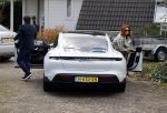 Alkmaar Stompetoren 5 april 2021
Leontine Borsato en Marco Borsato rijden met de porsche Taycan naar het huis van zijn moeder Mary om pasen te vieren