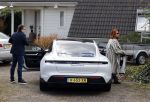 Alkmaar Stompetoren 5 april 2021
Leontine Borsato en Marco Borsato rijden met de porsche Taycan naar het huis van zijn moeder Mary om pasen te vieren