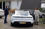 Alkmaar Stompetoren 5 april 2021
Leontine Borsato en Marco Borsato rijden met de porsche Taycan naar het huis van zijn moeder Mary om pasen te vieren