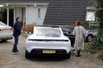 Alkmaar Stompetoren 5 april 2021
Leontine Borsato en Marco Borsato rijden met de porsche Taycan naar het huis van zijn moeder Mary om pasen te vieren