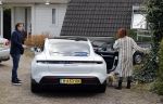 Alkmaar Stompetoren 5 april 2021
Leontine Borsato en Marco Borsato rijden met de porsche Taycan naar het huis van zijn moeder Mary om pasen te vieren