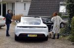 Alkmaar Stompetoren 5 april 2021
Leontine Borsato en Marco Borsato rijden met de porsche Taycan naar het huis van zijn moeder Mary om pasen te vieren