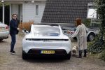 Alkmaar Stompetoren 5 april 2021
Leontine Borsato en Marco Borsato rijden met de porsche Taycan naar het huis van zijn moeder Mary om pasen te vieren