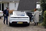 Alkmaar Stompetoren 5 april 2021
Leontine Borsato en Marco Borsato rijden met de porsche Taycan naar het huis van zijn moeder Mary om pasen te vieren