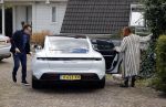Alkmaar Stompetoren 5 april 2021
Leontine Borsato en Marco Borsato rijden met de porsche Taycan naar het huis van zijn moeder Mary om pasen te vieren