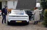Alkmaar Stompetoren 5 april 2021
Leontine Borsato en Marco Borsato rijden met de porsche Taycan naar het huis van zijn moeder Mary om pasen te vieren