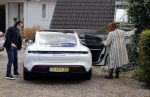 Alkmaar Stompetoren 5 april 2021
Leontine Borsato en Marco Borsato rijden met de porsche Taycan naar het huis van zijn moeder Mary om pasen te vieren
