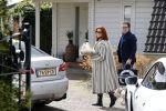 Alkmaar Stompetoren 5 april 2021
Leontine Borsato en Marco Borsato rijden met de porsche Taycan naar het huis van zijn moeder Mary om pasen te vieren