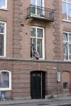 Amsterdam 17 mei 2021
Man zit buiten op zijn vensterbank sigaretje te roken