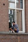 Amsterdam 17 mei 2021
Man zit buiten op zijn vensterbank sigaretje te roken