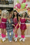 Amstelveen 27 mei 2021
Opening Yoyo tea bar van Rachel Hazes in winkelcentrum Amstelveen.
Andre Hazes zijn vriendinSarah v Soelen en haar ouders zijn ook aanwezig. manon Kool