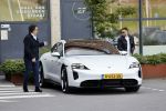 Amsterdam 12 mei 2021
Marco Borsato en Rolf Sanchez arriveren in de porsche Taycan bij Q music