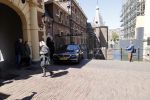 Den Haag 26 april 2021
Minister president Mark Rutte vertrekt met zijn auto vanaf het torentje. Er staan veel mensen te kijken.