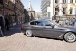 Den Haag 26 april 2021
Minister president Mark Rutte vertrekt met zijn auto vanaf het torentje. Er staan veel mensen te kijken.
