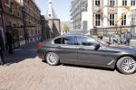 Den Haag 26 april 2021
Minister president Mark Rutte vertrekt met zijn auto vanaf het torentje. Er staan veel mensen te kijken.