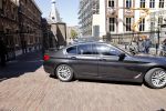 Den Haag 26 april 2021
Minister president Mark Rutte vertrekt met zijn auto vanaf het torentje. Er staan veel mensen te kijken.