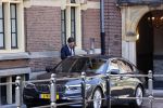 Den Haag 26 april 2021
Minister president Mark Rutte vertrekt met zijn auto vanaf het torentje. Er staan veel mensen te kijken.
