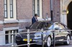 Den Haag 26 april 2021
Minister president Mark Rutte vertrekt met zijn auto vanaf het torentje. Er staan veel mensen te kijken.